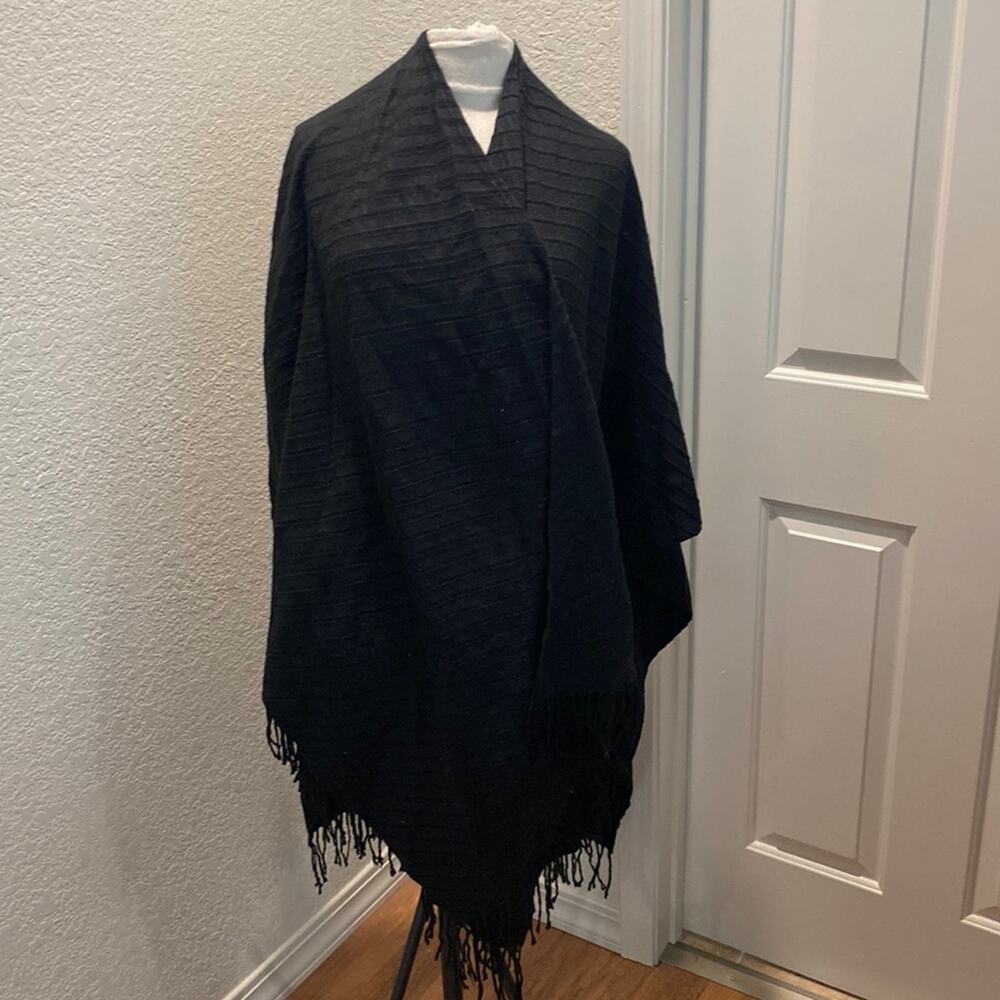 Black Ribbed Wrap Scarf Fitted Around Neck OS EUC Fringe Trim Fringe Acrylic